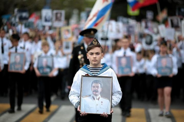 Севастополь. 9 мая 2017 года. Вслед за Генералиссимусом, идут портреты маршалов Победы!!